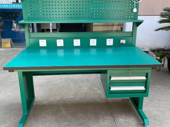 鉗工實(shí)訓(xùn)臺(tái)