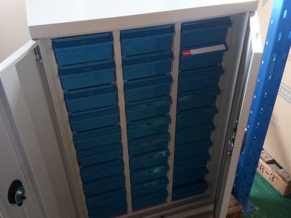 帶門(mén)零件箱